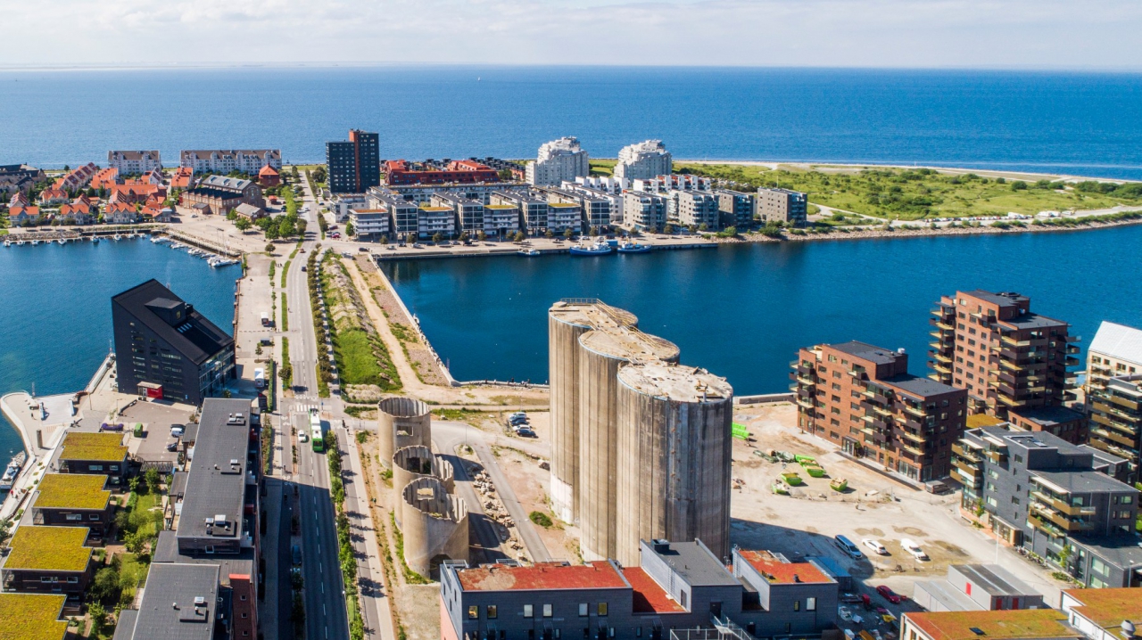 Silorna i Limhamn med ön i bakgrunden. Foto: Apelöga