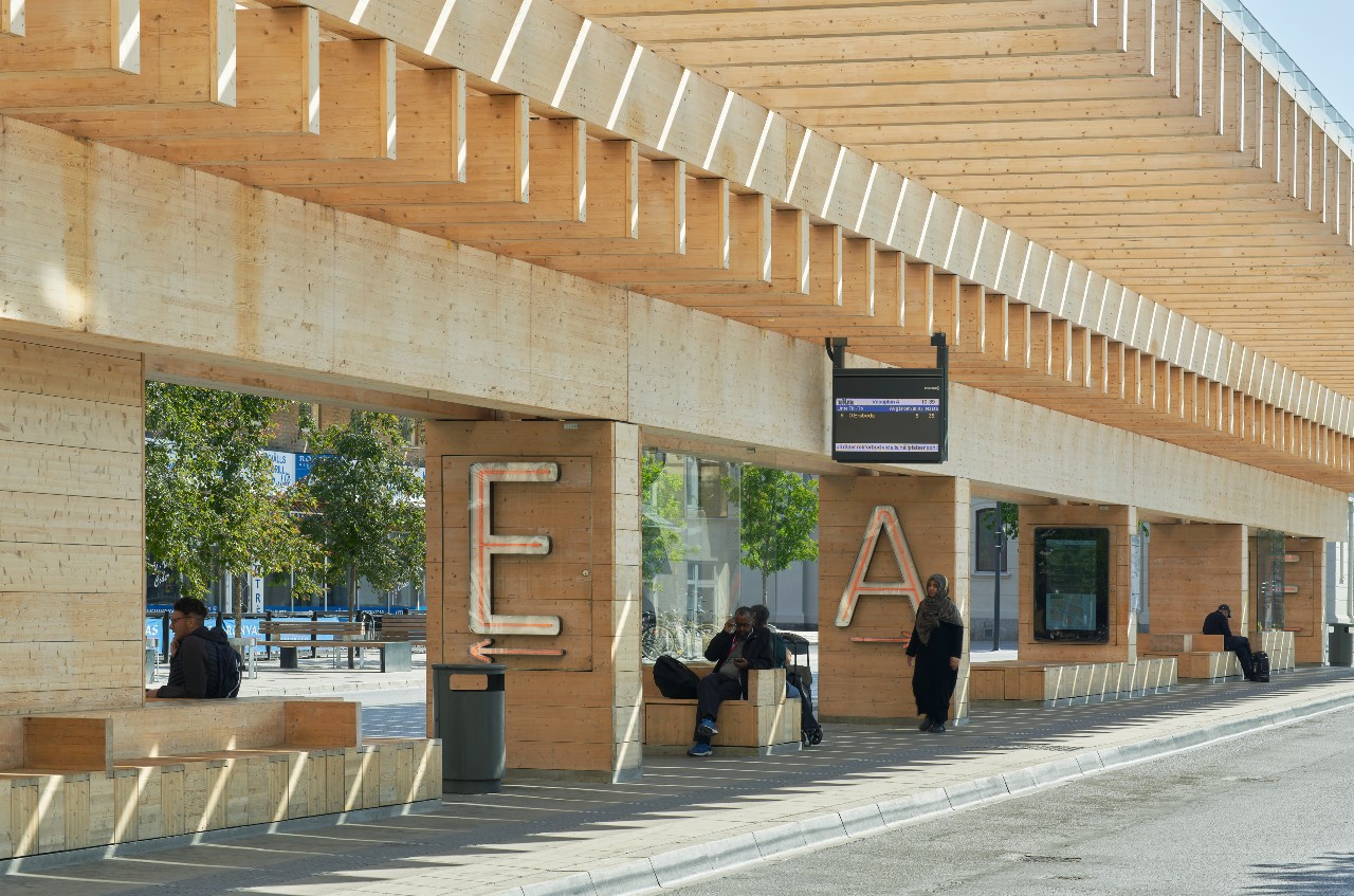 Vasaplan bussterminal i UmeaÌï¿½ i limtraÌï¿½. Foto- AÌï¿½ke E-son Lindman