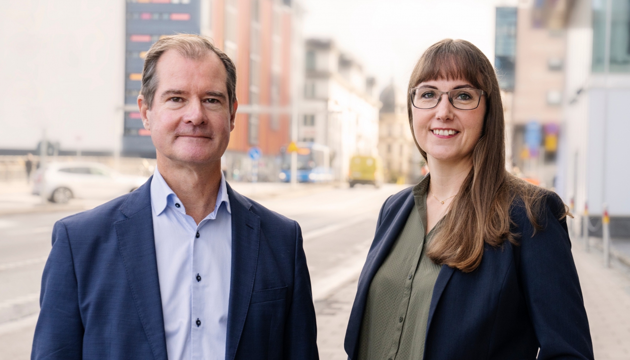 Mårten Lilja, vice vd på Riksbyggen och chef för affärsområde Bostad och Johanna Bjurskog, bostadspolitisk expert på Riksbyggen. Foto: Riksbyggen