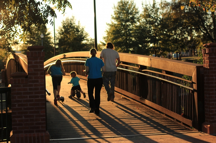 Familj på gångbro.