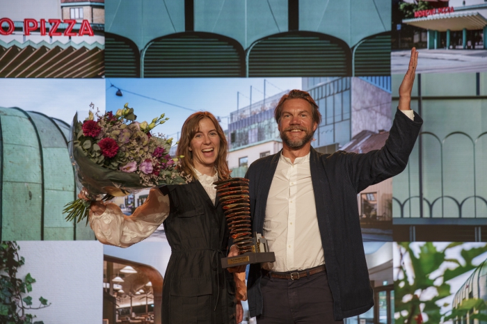 Arkitekterna Klara Jutéus och Rickard Stark representerade OKIDOKI under prisutdelningen. Foto: Jezzica Sunmo