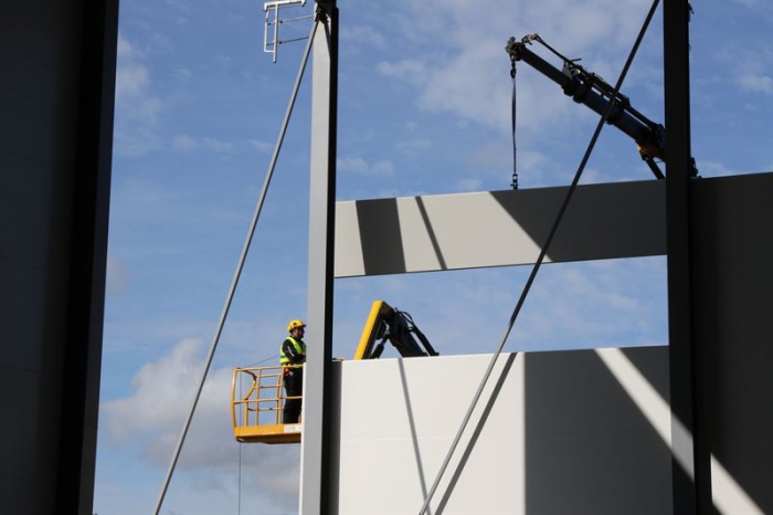 Smidmek monterar världens första byggnad med fossilfritt stål. Fotograf: Anna Malm