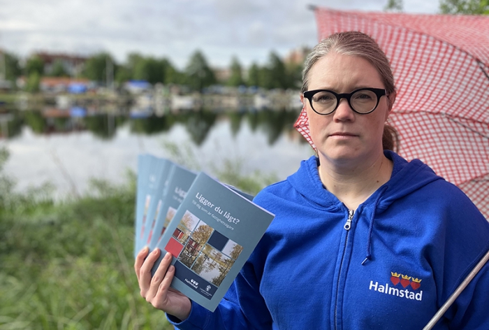 Hanna Billmayer med broschyr. Foto: Halmstads kommun