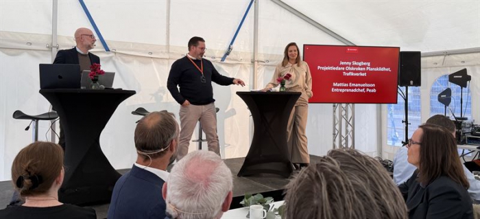 Mattias Emanuelsson entreprenadchef på Peab och Jenny Skogberg som är projektledare Olskroken Planskildhet, Trafikverket under invigningen av Olskroken planskildhet. FOTO: Peab