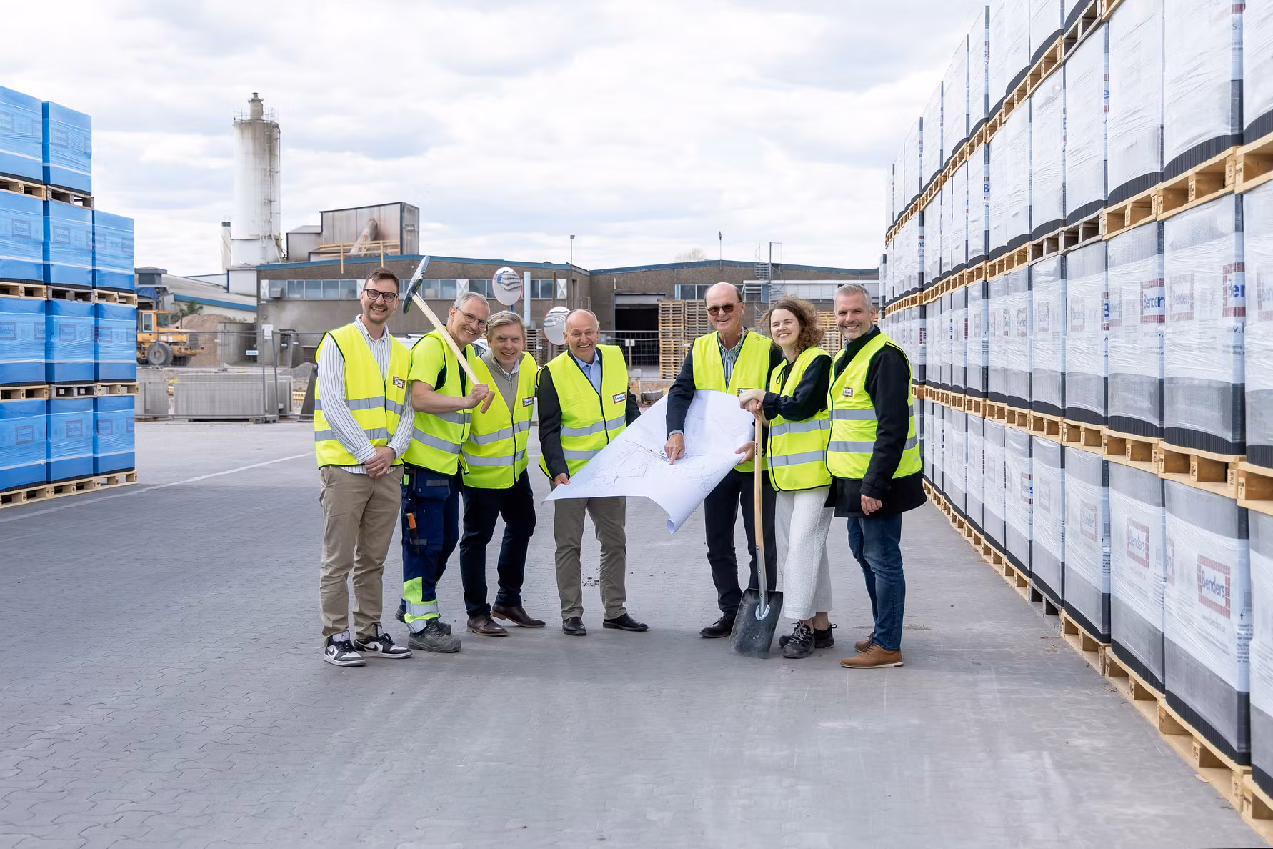 Fr&aring;n v&auml;nster: Johan Bender, produktionsteknisk chef, Jonas Andersson, fabrikschef Edsv&auml;ra, Per Herrmansson, produktansvarig tak, Mats Jakobsson, vd, Ove Bender, koncernchef, Sofia Bender, KMA- och h&aring;llbarhetschef, Stefan Kvist, marknadschef. Foto: Benders
