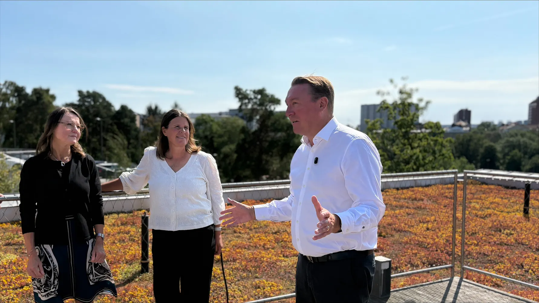 Styrelseordförande Jens Sjöstrom med Locums energistrateg Petra Kinnerberg och projektområdeschef Caroline Kvillström Brand. Foto: Elna Lassbo Styrelseordförande Jens Sjöstrom med Locums energistrateg Petra Kinnerberg och projektområdeschef Caroline Kvillström Brand. Foto: Elna Lassbo